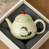 Tetera Divertida de Gato Salvaje Rojo Estilo Palacio para Primavera con Separador de Agua y Té, Tetera Pequeña de Cerámica Estilo Chino, Tetera Individual para Uso Doméstico, Juego de Té Kung Fu