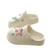 Estilo Férias na Beira-Mar de NichoVerão 2026 DIY Laço de Desenho Animado Birkenstock Versátil para o Dia a Dia Sapatos Fechados para Mulheres