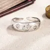 Nuevo Anillo Minimalista de Alta Gama de Luna y Estrellas con Diamantes Brillantes, Anillo de Dedo con Diseño de Nicho de Lujo Ligero Único