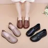 Zapatos blancos de grulla de almohada para madre, zapatos de cuero genuino de suela blanda para mujeres mayores, zapatos planos antideslizantes para mujeres de mediana edad y mayores