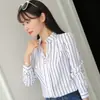 Comercio Exterior al por Mayor Ropa de Primavera y Otoño, Camisa Rayada Elegante Casual de Manga Larga, Top Holgado Blanco con Cuello Alto, Suéter para Mujer