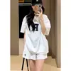 Moda coreana de nicho súper elegante 2025: conjunto de dos piezas con top sencillo y sofisticado combinado con shorts holgados..