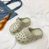 Sapatos furados femininos de verão para uso externo nuvem chinelos de EVA com aumento de altura sola grossa moda praia resistentes ao desgaste respiráveis chinelos de bico fechado para mulheres