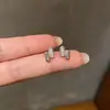 Brincos pequenos de tarraxa para mulheres, não precisam ser retirados ao dormir, brincos elegantes e versáteis, costurados com strass incrustado, joias de ouvido com design de nicho