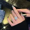Anel Giratório Super Brilhante de Flor de Quatro Folhas 2026 Novo Estilo Quente Fashionável Versátil Exquisito de Alta Qualidade Flor de Diamante Inteiro Joia