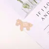 Novas roupas de primavera e verão: camisetas de manga curta, decorações para mochilas e patches com um design de cavalo fofo. Patches de tecido bordados para projetos DIY