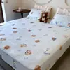 Conjunto de lençóis de veludo de leite quentes e espessos de inverno, incluindo uma colcha de três peças de desenho animado e uma capa de colchão totalmente fechada e forrada de fleece para colchões Simmons