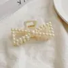 Presilhas de cabelo femininas de alta qualidade para a parte de trás da cabeça, presilhas de garra de pérola requintadas para o dia a dia, presilhas de tubarão estilosas para sair, atacado de pequenos itens de Yiwu