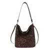 Bolso tote de ante de gran capacidad para mujer, nueva colección otoño 2026, bolso cruzado retro y versátil, bolso de hombro simple, bolso tipo cubo