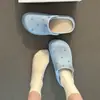 Chinelos Fechados Modernos de Cor Sólida com Tachas 2026 Solado Grosso Antiderrapante Slip-On Doce para Meninas Aumento de Altura Meio Chinelo Preguiçoso