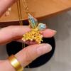 Loja de ouro com ouro e ouro de seda flutuante salto leve ouro borboleta pingente diy acessórios colar nova moda chinesa