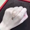 Colar Pingente de Zircônia Super Brilhante para Mulheres, Minimalista e Elegante, Design de Pedra Única, Corrente Clavicular em Aço Titânio Dourado Não Desbota