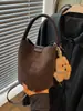 Bolsa de balde em camurça fosca retrô, uma bolsa tote estilosa e casual, uma bolsa para mãe e filho, uma bolsa de ombro e uma bolsa transversal para mulheres