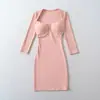 Vestido mini bodycon de escote en V y manga tres cuartos puramente seductor, principios de otoño 2026, corte ajustado, que realza la figura, sexy ajustado para el trabajo