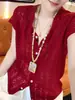 Top Rojo Simple Estilo Coreano Reductor de Edad Blanqueador para Mujer Verano 2025 Diseño Calado Punto de Nicho Cuello en V