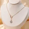 Colar Pingente Coração com Strass para Mulheres, Corrente Clavicular Vazada de Luxo Leve, Joia de Alta Qualidade da Moda e Tendência