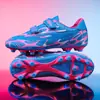 Novas chuteiras de futebol infantil de cano baixo com velcro, antiderrapantes, resistentes ao desgaste e respiráveis. Chuteiras de futebol de treino masculinas disponíveis para venda por atacado.