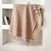 Bufanda de Cuello Gruesa Cálida con Borlas de Doble Cara Rayada a Cuadros de Otoño e Invierno para Mujer Cachemir Artificial Venta al por Mayor