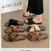 Pantuflas planas de lunares para mujer 2026 nuevo diseño de verano sentido de uso exterior falda playa casual suela suave pantuflas de una tira