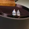 Brincos de prata esterlina com design simples e temperamento, incrustados, design exclusivo, não desbotam, podem ser usados para dormir, não precisam ser retirados.