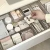 El cajón está equipado con una caja de almacenamiento de cosméticos incorporada, un separador de PP transparente para el tocador y un estante de almacenamiento para productos de cuidado de la piel.