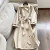 Colección Otoño 2026: Gabardina larga clásica de doble botonadura, diseño entallado en la cintura para un efecto adelgazante, venta al por mayor para mujer N6BF0900