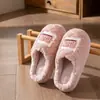 Chinelos de Algodão Pelúcia Cor Sólida Simples Femininos Outono/Inverno Novos Sapatos Casal Interno Antiderrapante Quente Chinelos de Algodão Estilo Masculino
