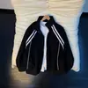 Sudadera cárdigan pesada a rayas estilo americano negro, colección de otoño para hombre, prenda exterior elegante y genial, para look de pareja a juego, chaqueta tipo béisbol con cuello alto