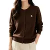 Cardigã de tricô bordado de manga longa para mulheres, novo estilo primavera e outono 2026, gola redonda solta, color-blocking, jaqueta de tricô fina, top curto