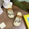 Nuevas sandalias tipo zueco con diseño de oso calado y diamantes negros para mujer, nuevo modelo de verano, ligeras y súper estilosas, zuecos antideslizantes ultrapopulares