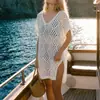 Ropa de mujer de moda europea y americana transfronteriza nueva tejida hueca suelta de longitud media para cubrir en la playa camisa de protección solar para vacaciones en la playa