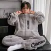 Pijama de manga larga de forro polar de coral para niños para otoño e invierno, con un lindo diseño de dibujos animados, un aspecto elegante y que proporciona calidez para usar en interiores.