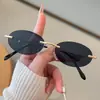 Gafas de sol sin montura de metal con patillas finas, lente ovalada pequeña de color océano, estilo dulce y fresco, gafas de sol personalizadas para vacaciones en la playa