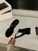 Chanclas retro de gamuza con cuña para mujer, adecuadas para usar al aire libre, sandalias de vacaciones de verano 2026 para combinar con faldas