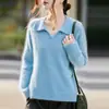 Novos estilos de outono e inverno: Suéteres de tricô femininos de caimento solto e oversized com gola polo, apresentando uma textura fofa e felpuda e um acabamento decorativo de renda.
