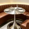 Mesa de comedor de acero inoxidable cepillado, popular en cafeterías, diseño simple con patas acampanadas, mesa redonda pequeña sólida para tiendas de té de leche, estilo industrial