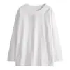 Camiseta blanca de manga larga de longitud media con abertura en el dobladillo para mujer, corte holgado y estilizado, adecuada como capa base para cubrir las caderas