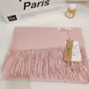 Cachecol liso de inverno para mulheres, inspirado em celebridades, versátil para todas as estações, feito de cashmere sintético, espessado para aquecimento no outono e inverno.