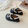 Zapatos pequeños de piel para niña, nueva colección primavera/otoño 2026, modernos zapatos de princesa con pedrería y hebilla metálica, zapatos de actuación para niños, zapatos sencillos para bebé