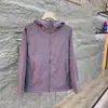 A jaqueta outdoor de corte 3D com o melhor custo-benefício, feita com tecido trifuncional, com capuz, propriedades corta-vento e resistente à água, adequada para homens e mulheres.