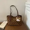 Bolsa Tote Grande de Bolinhas Retrô Nova Outono 2026 Moda Versátil para o Dia a Dia Ombro Único de Mão Atacado Bolsa Feminina