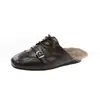 Mules retrô de fivela peluda com design esculpido e bico fechado para mulheres, novo estilo outono e inverno 2026, sapatos slip-on preguiçosos para uso externo