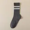 Calcetines cómodos de otoño e invierno para hombre hasta la pantorrilla, calcetines deportivos de algodón gruesos a rayas retro modernos, calcetines largos versátiles antideslizantes