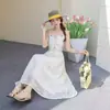 Vestido Suspenso Floral Bordado Estilo Delicado, Vestido de Comprimento Médio, Novo Estilo de Verão com Ajuste na Cintura, Vestido Estilo Resort à Beira-Mar