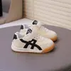Sapatos de Bebê em Couro 2025 Outono Novo Modelo Meninos e Meninas Tênis Sola Macia Antiderrapante Calçados para Bebês e Crianças Pequenas Sapatos Infantis