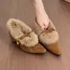 Sapatos Peludos de Bico Fino para Mulheres, Saltos Anabela de Camurça Estilo Retrô, Fivela de Tira Única, Sapatos Mary Jane com Forro de Lã