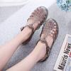 Sandalias de punta cerrada para mujer, zapatos transparentes de color sólido con agujeros, nuevas sandalias planas transpirables y huecas para uso exterior informal de primavera y verano