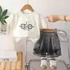Novo Conjunto de Verão para Meninos 2026, Roupas Casuais Estilosas para Crianças Pequenas, Conjunto de Duas Peças de Manga Curta e Shorts Finos com Estampa de Letras