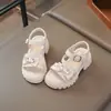 Sandálias Infantis, Novo Estilo de Verão, Sapatos Romanos Estilosos de Salto Grosso para Meninas Pequenas, Estilo Princesa com Strass, Abertos na Ponta, Sola Macia, Sapatos de Praia