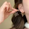Pendientes de Trébol de Cuatro Hojas Huecos con Circonita Dorada para Mujer de Alta Gama Lujo Ligero Temperamento Pendientes de Tachuela Únicos Hermosos Exagerados Joyería para Orejas
